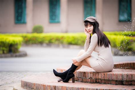 壁纸 亚洲人 妇女 模型 长发 黑发 坐着 贝雷帽 灌木丛 景深 4562x3041 xbcn 1761477