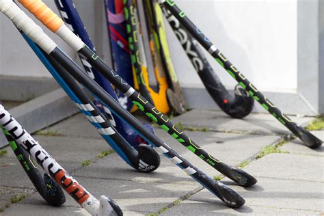There are many types of hockey such as bandy, field hockey, ice hockey and rink hockey. De hockeystick - Hockey.nl