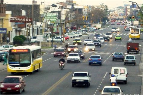 El gobierno de santa fe decretó este miércoles una serie de medidas para disminuir la circulación de personas y evitar aglomeraciones, entre ellas la restricción de los horarios de movilidad vehicular nocturna y la suspensión de algunas actividades por 10 días. Pese a las restricciones, el 80% de los comercios de Aristóbulo del Valle abre por la mañana ...