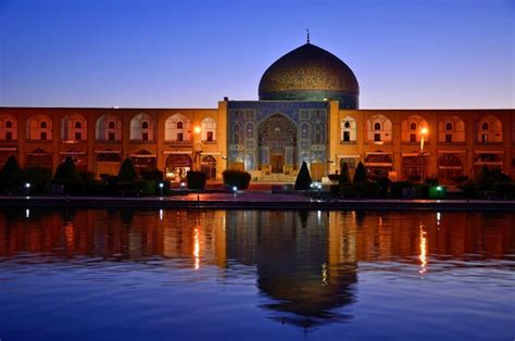 Berikut kami kongsikan 20 tempat terbiar dan sunyi tetapi mempunyai pemandangan yang tercantik di dunia. 10 Masjid Paling Cantik di Dunia | Iluminasi