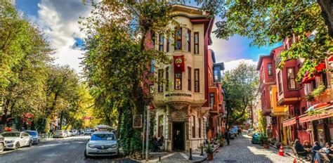 What is the richest neighborhood in Istanbul?