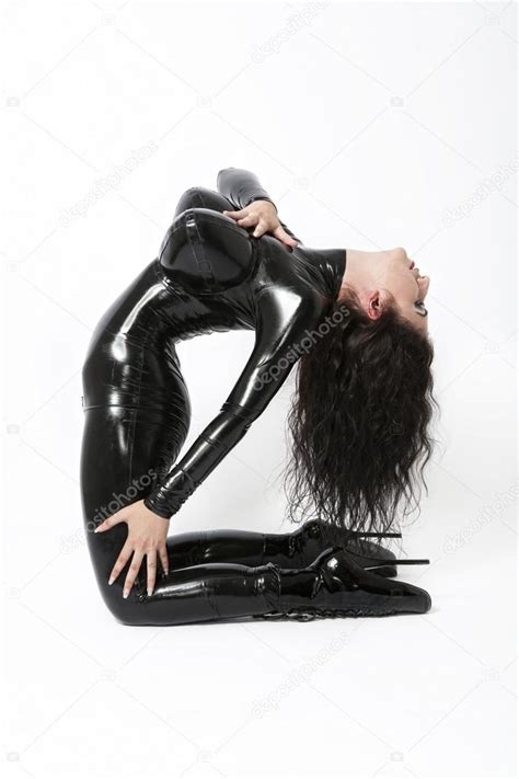 Sexy mujer morena flexible en látex negro Tacones altos fotografía de
