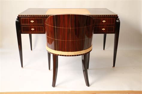 I advise you in the selection of a single piece, over a harmonious design of art deco objects with other furnishing styles to the complete furnishing of a house. Art Deco Schreibtisch & Stuhl Ensemble, 1920er bei Pamono ...