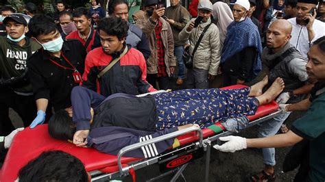 Earthquake Wreaks Havoc In Indonesia People Ran In The Streets To Save Their Lives 162 Died Pics