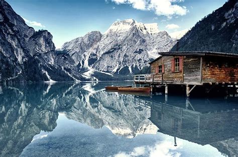 Lac De Braies Dans Les Dolomites Sud Tyrol