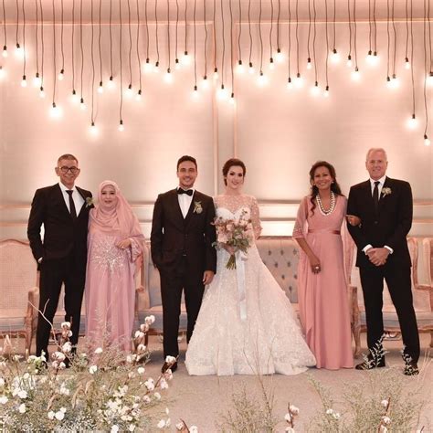 Raisa terlihat anggun dalam balutan kebaya putih dengan riasan sunda. Inilah Tren Tema Pernikahan 2019 dari Indonesia Dream ...