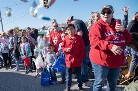 Hundreds Show Up For Alabasters Christmas Parade Shelby County