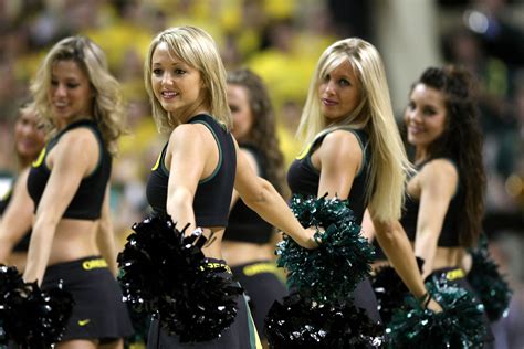 Pin By Espn Sports On Oregon Ducks Cheerleaders Oregon Cheerleaders