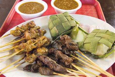 Chicken And Mutton Satay With Ketupat Peanut Sauce — Stock Photo