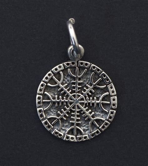 Episodes from the sixth and final season of #vikings air saturdays at 8/7c. Pendentif Boussole runique Vegvisir nordique Viking Argent ...