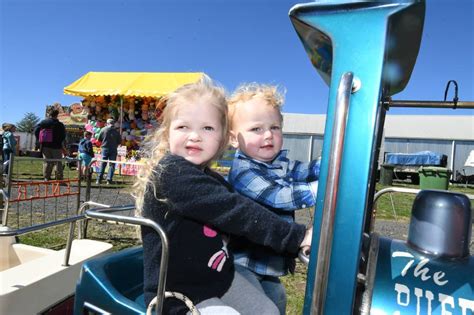 Orange emus will go behind enemy. Big crowd celebrates with plenty of fun at Molong Show ...