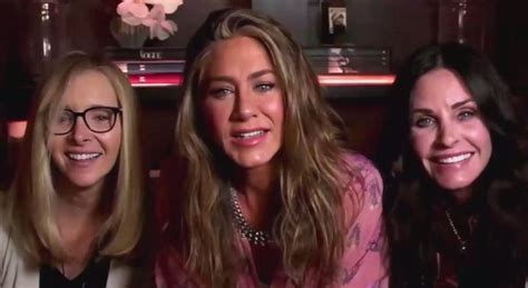 Jennifer joanna aniston is an american actress, producer, and businesswoman. ג׳ניפר אניסטון: אחרי בראד פיט הגיע האיחוד עם חברים | TMI