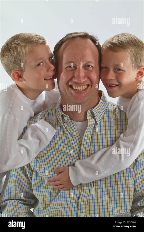 Feliz Día Del Padre Papá Obtiene Un Abrazo Y Un Beso De Sus Hijos