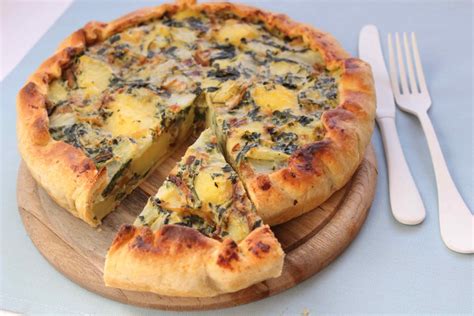Mezze penne con coste rustiche. Torta salata vegetariana con patate e coste Ricetta facile.