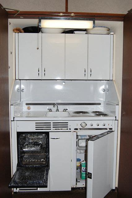 These timeless kitchen style and designs will help you create a comfortable cooking space for your family. Dwyer Kitchenette | Small apartment kitchen, Small kitchen ...