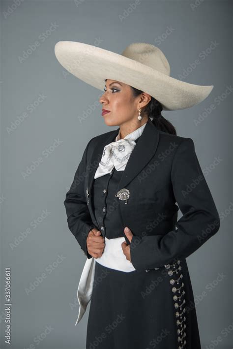 Mujer Charra Latina Morena Con Sombrero Y Traje Tipico De Charro Mexicano Moño Blanco Folklor
