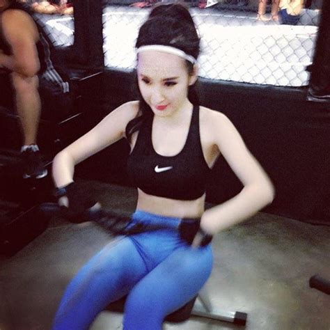 Đặc biệt, với khí chất thoát tục và cuốn hút, cô nàng dễ dàng hớp hồn mọi ánh nhìn trong mọi khoảnh khắc. Em Angela Phương Trinh lộ rõ mu bướm khi đi tập Gym ...