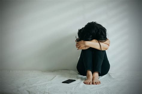 La Mujer De La Depresi N Abraza Su Rodilla Y Llora Triste Mujer Sentada Sola Con Un Tel Fono A