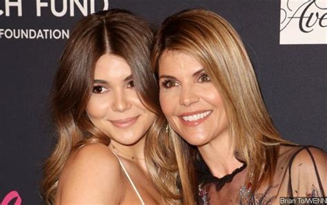 Lori Loughlins Daughter Olivia Jade Hits Nightclub With Friends As