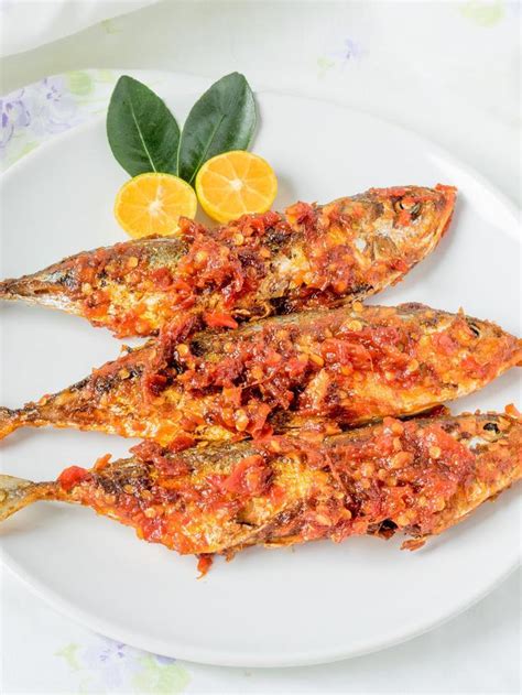 Siramkan tumisan bumbu pada ikan mas yang telah digoreng dan ikan mas goreng pedas bumbu acar pun siap dihidangkan. Resep Ikan Pindang Bumbu Balado Pedas Gurih - Lifestyle ...