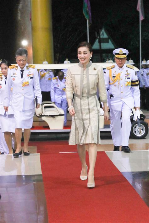วันที่ 26 สิงหาคม 2559 ประกาศสำนักนายรัฐมนตรี มีพระบรมราชโองการโปรดเกล้าฯ พระราชทานยศ พลโทหญิง ให้แก่ พลตรีหญิง สุทิดา วชิราลงกรณ์ ณ อยุธยา ซึ่ง. 'พระราชินี' มีรับสั่ง 'ให้กำลังใจ' สมาชิกโครงการ 'ฟาร์ม ...