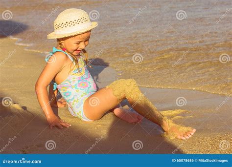 Bambina Che Gioca Sulla Spiaggia Fotografia Stock Immagine Di Svago Nave