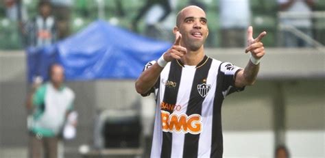 Depois de pouco mais de uma hora junto ao atacante da seleção, matheus henrique, kannemann e diego tardelli estão de volta ao time de renato gaúcho. Vizinho da seleção, Diego Tardelli planeja pedir autografo ...
