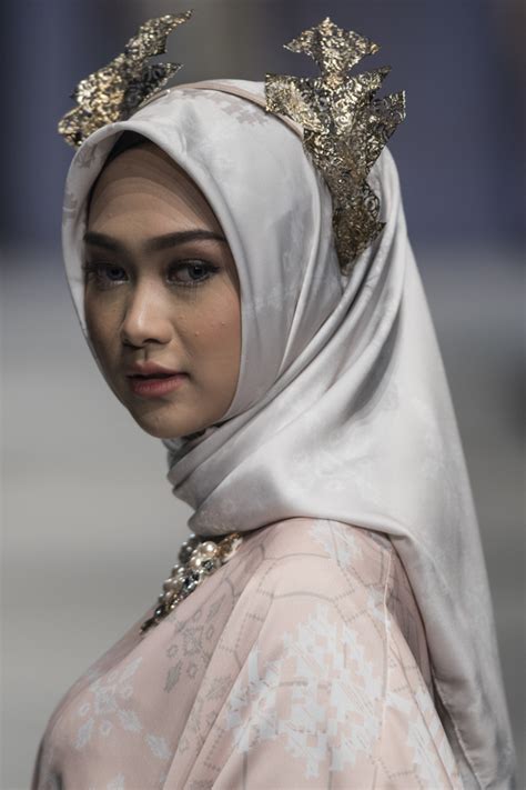 Ria busana pondok busana muslim, atasan, kemeja pria, dll for past response no hp/wa: FOTO: Peragaan busana di Indonesia Fashion Week 2016