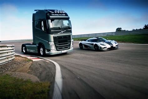Zobacz Wyścig Ciężarówka Volvo Fh Vs Koenigsegg One1 Autokultpl