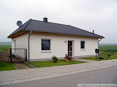 Mit mehr als 30.000 gebauten häusern gehört der 1997 in thüringen gegründete massivhausanbieter zu den führenden hausbaufirmen in deutschland. Der Bungalow 92 - Ihr Massivhaus von Town & Country Haus ...