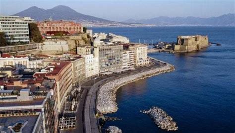 Napoli, festeggia i 19 anni esplodendo colpi in aria in via Partenope ...