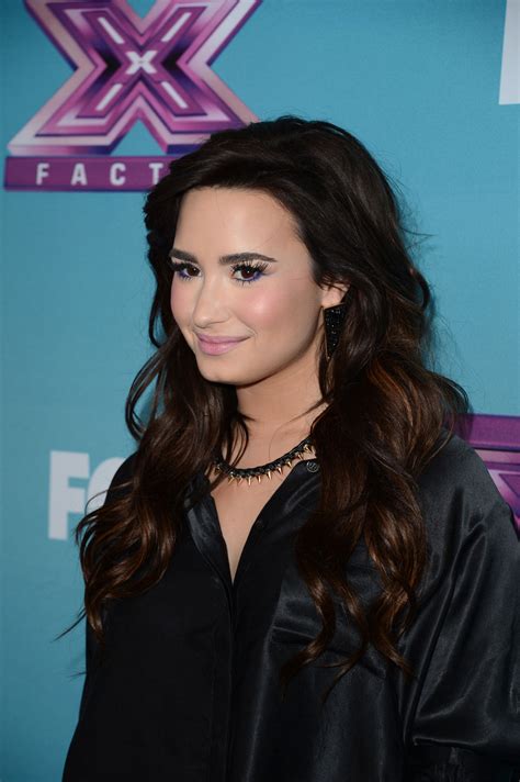 Demi sigue sana y fuerte y se encuentra en un centro de rehabilitación por decisión propia. DEMI LOVATO at The X Factor Season Finale News Conference in Los Angeles - HawtCelebs