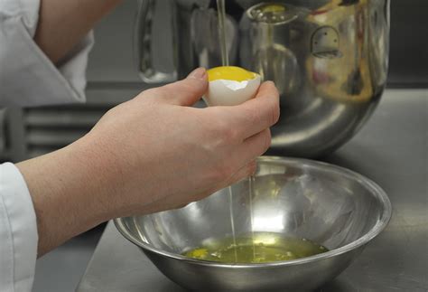 Traditional chocolate mousse made with semisweet chocolate and eggs. Suite 88: Gâteau mousse au chocolat et son croustillant de ...