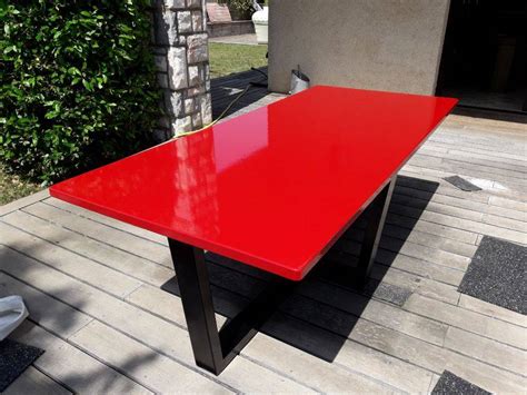 Table en métal avec plateau en pierre de lave. Tables hautes en pierre de lave dans le Var - LAVASTONE