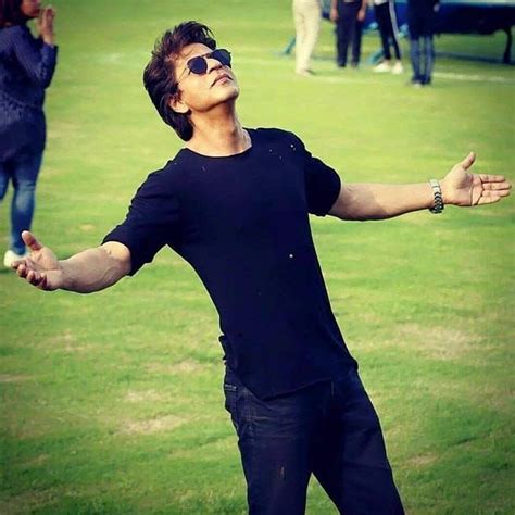 Shahrukh Khan Pose 😍 Shah Rukh Khan Movies Shahrukh Khan Khan