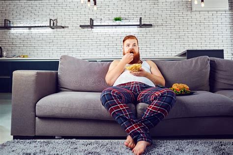 700 Hombre Gordo Que Se Sienta En El Sofá Fotos Libres De Derechos Y