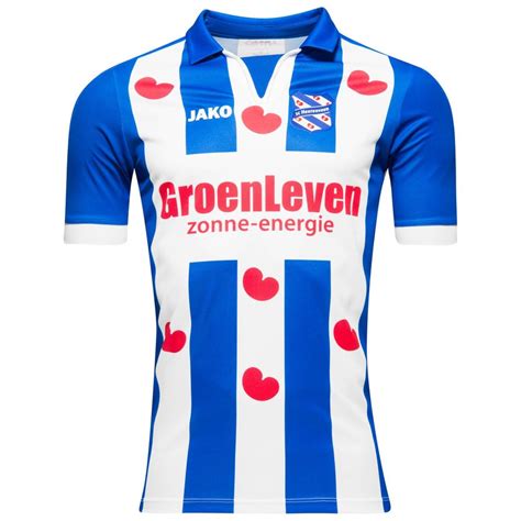 De nieuwe shirts zijn aanstaande zaterdag 21 juli tijdens de feandei voor het eerste verkrijgbaar. SC Heerenveen Thuisshirt 2017/18 | www.unisportstore.nl