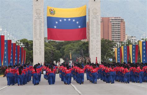 El presidente saludaba a los asistentes desde un jeep militar, tras concluir el desfile, cuando algunas personas del público comenzaron a lanzar objetos contra el mandatario violencia en venezuela. En fotos: así fue el desfile cívico-militar este 5 de Julio