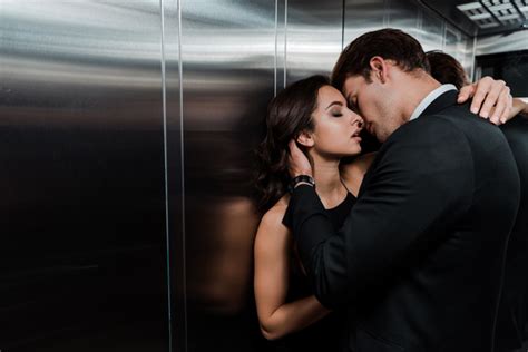 美しい情熱的なカップル抱擁し、リフトでキスをしようとします ロイヤリティフリー写真・画像素材