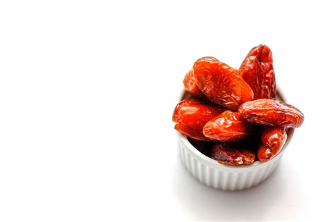 Saat waktu buka puasa telah tiba, kamu dianjurkan untuk langsung membatalkan puasa, atau kamu juga bisa minum jus segar atau susu untuk menyediakan cairan yang dibutuhkan tubuh. Kreasi Menu Kurma Sehat Buka Puasa