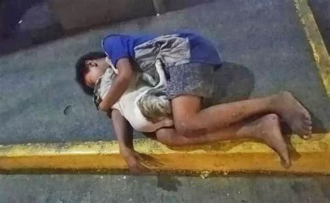 La Foto Que Conmueve Al Mundo Un Niño Duerme En La Calle