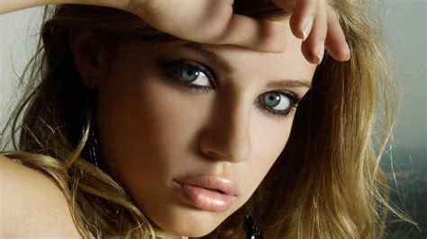 Xenia Tchoumitcheva Open Mouth Makeup Blue Eyes Model Women Hands