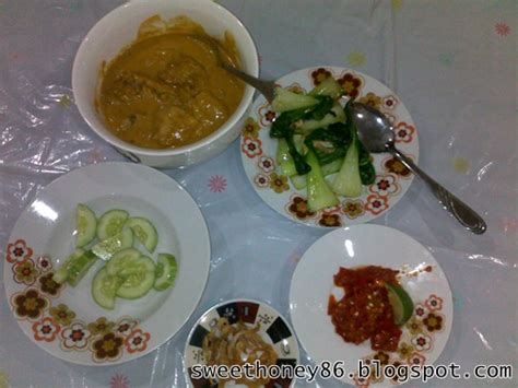 Mee kari ni kalau nak sedap perlu seimbangkan rasa manis dan wangi kuah dan juga kepedasannya. izzatul.azma: Resepi Kari Ayam