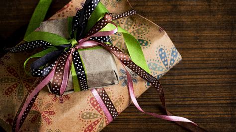 This handy invention not only makes it a cinch to package up homemade baked goods, jewelry, clothing and children's toys, but it also adds a decorative touch to the gift. Gift Box Background | HD Wallpapers