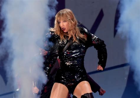 Taylor Swift Got Stuck In Midair During A Concert And Handled It Like A Pro