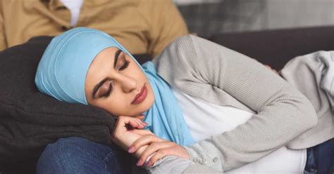 Entah di mana kurangnya layanan batin yang diterima dari suami sendiri, seorang wanita yang juga ibu beranak satu sanggup 'makan luar' denga. Hukum Isteri Kejutkan Suami Dari Tidur Untuk Solat Subuh