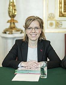 Leonore gewessler (15 eylül 1977 doğumlu), i̇klim eylemi, çevre bakanı olarak görev yapmış avusturyalı yeşil politikacı şansölyesebastian kurz hükümetinde ocak 2020'den beri enerji, mobilite, yenilik ve teknoloji. Wie Man Leben Soll Buch Wikipedia - Wie Man