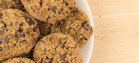 Pour oats in a large bowl. Foodie: Ultimate Oatmeal Chocolate Chip Cookies | Low calorie cookie recipe, Low calorie cookies ...