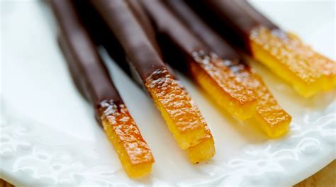 Sono buonissime ma.immerse nel cioccolato.non ho parole!!!! Ricetta Scorze d'Arancia candite ricoperte di Cioccolato ...