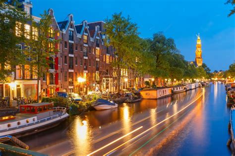 夜晚的阿姆斯特丹运河和西教堂美景高清图片下载 正版图片304215886 摄图网